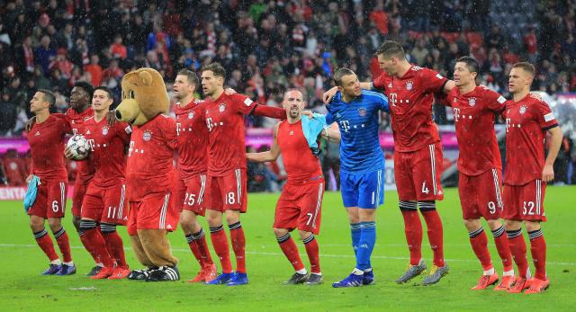 亚冬会冰球比赛，日本队用冰刀踢中国队球员脸部 围攻门将